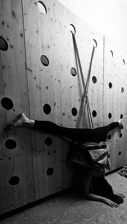 Posturas de yoga que puedes hacer con ayuda de una pared (y por qué es un buen comienzo)